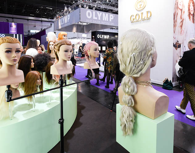 Am 7  und 8  Mai 2022 wird Düsseldorf erneut zum Treffpunkt der europäischen Haarprofis: Nach zwei Jahren coronabedingter Zwangspause gibt es auf TOP HAIR   DIE MESSE Düsseldorf wieder das volle Angebot einer hochwertigen Fachmesse mit erstklassigem Show-, Workshop- und Kongressprogramm   Die TOP HAIR Düsseldorf bietet alles, was das Friseurherz begehrt: vom exklusiven Blick über die Schultern der Stars über inspirierende Inszenierungen der aktuellen Schnitte und Farbtricks  