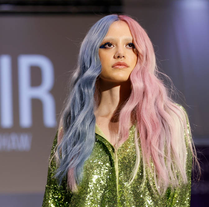 World of Color by Wella Professionals, James Earnshaw und Sassoon  Am 7  und 8  Mai 2022 wird Düsseldorf erneut zum Treffpunkt der europäischen Haarprofis: Nach zwei Jahren coronabedingter Zwangspause gibt es auf Armin Otto x TOP HAIR   DIE MESSE Düsseldorf wieder das volle Angebot einer hochwertigen Fachmesse mit erstklassigem Show-, Workshop- und Kongressprogramm   Die TOP HAIR Düsseldorf bietet alles, was das Friseurherz begehrt: vom exklusiven Blick über die Schultern der Stars über inspirierende Inszenierungen der aktuellen Schnitte und Farbtricks  
