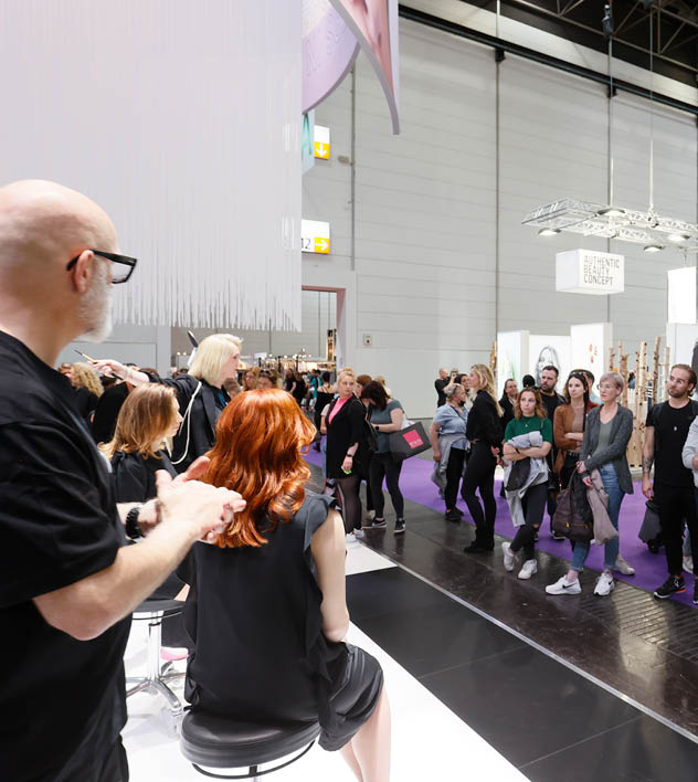 Am 7  und 8  Mai 2022 wird Düsseldorf erneut zum Treffpunkt der europäischen Haarprofis: Nach zwei Jahren coronabedingter Zwangspause gibt es auf TOP HAIR   DIE MESSE Düsseldorf wieder das volle Angebot einer hochwertigen Fachmesse mit erstklassigem Show-, Workshop- und Kongressprogramm   Die TOP HAIR Düsseldorf bietet alles, was das Friseurherz begehrt: vom exklusiven Blick über die Schultern der Stars über inspirierende Inszenierungen der aktuellen Schnitte und Farbtricks  