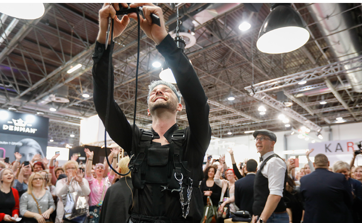 Das Bild zeigt einen Ausschnitt aus der Show  Mizutani  von Daniel Golz  TOP HAIR - DIE MESSE ist die Leitmesse für die deutsche Friseurbranche in Düsseldorf  Hier erfahren die Fachbesucher, was Friseure, ihre Kunden und Köpfe jetzt und künftig bewegt: Trends, Technik, Equipment, Know-How und Salon-Business  Alles, was der Salon zum Erfolg braucht, lernen Friseure in Shows, Workshops, Vorträgen und der Fachausstellung kennen  Mit über 450 Ausstellern und Marken, rund 1 900 Bühnen-Akteuren und mehr als 35 000 Besuchern wird die TOP HAIR Düsseldorf jährlich zwei Tage lang zum Kreativ-Hot-Spot und Wissens-Pool für Friseure - beste Unterhaltung und Vernetzung inklusive 