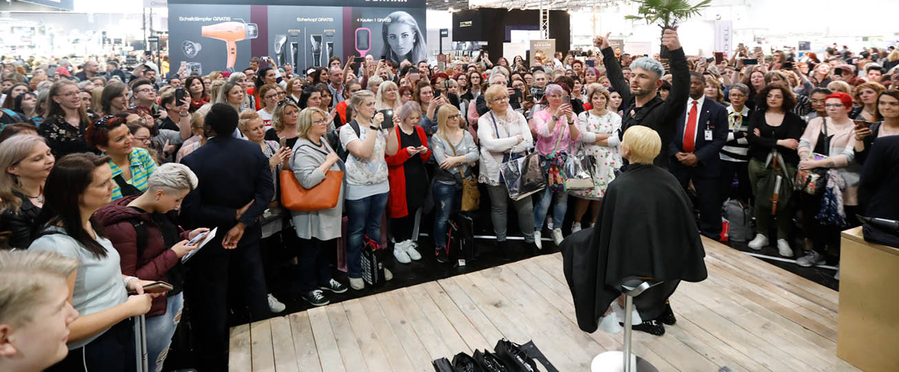 Das Bild zeigt einen Ausschnitt aus der Show  Mizutani  von Daniel Golz  TOP HAIR - DIE MESSE ist die Leitmesse für die deutsche Friseurbranche in Düsseldorf  Hier erfahren die Fachbesucher, was Friseure, ihre Kunden und Köpfe jetzt und künftig bewegt: Trends, Technik, Equipment, Know-How und Salon-Business  Alles, was der Salon zum Erfolg braucht, lernen Friseure in Shows, Workshops, Vorträgen und der Fachausstellung kennen  Mit über 450 Ausstellern und Marken, rund 1 900 Bühnen-Akteuren und mehr als 35 000 Besuchern wird die TOP HAIR Düsseldorf jährlich zwei Tage lang zum Kreativ-Hot-Spot und Wissens-Pool für Friseure - beste Unterhaltung und Vernetzung inklusive 