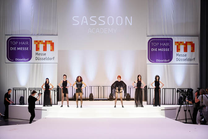 World of Color by Wella Professionals, James Earnshaw und Sassoon  Am 7  und 8  Mai 2022 wird Düsseldorf erneut zum Treffpunkt der europäischen Haarprofis: Nach zwei Jahren coronabedingter Zwangspause gibt es auf Armin Otto x TOP HAIR   DIE MESSE Düsseldorf wieder das volle Angebot einer hochwertigen Fachmesse mit erstklassigem Show-, Workshop- und Kongressprogramm   Die TOP HAIR Düsseldorf bietet alles, was das Friseurherz begehrt: vom exklusiven Blick über die Schultern der Stars über inspirierende Inszenierungen der aktuellen Schnitte und Farbtricks  