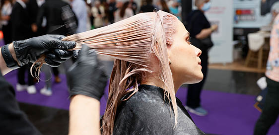 Am 7  und 8  Mai 2022 wird Düsseldorf erneut zum Treffpunkt der europäischen Haarprofis: Nach zwei Jahren coronabedingter Zwangspause gibt es auf TOP HAIR   DIE MESSE Düsseldorf wieder das volle Angebot einer hochwertigen Fachmesse mit erstklassigem Show-, Workshop- und Kongressprogramm   Die TOP HAIR Düsseldorf bietet alles, was das Friseurherz begehrt: vom exklusiven Blick über die Schultern der Stars über inspirierende Inszenierungen der aktuellen Schnitte und Farbtricks  