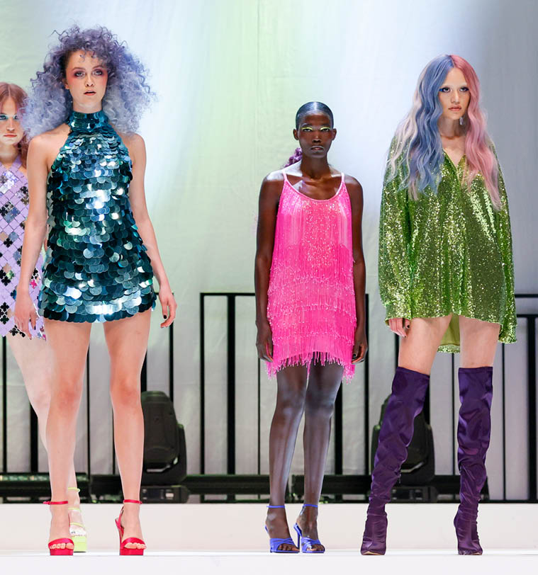 World of Color by Wella Professionals, James Earnshaw und Sassoon  Am 7  und 8  Mai 2022 wird Düsseldorf erneut zum Treffpunkt der europäischen Haarprofis: Nach zwei Jahren coronabedingter Zwangspause gibt es auf Armin Otto x TOP HAIR   DIE MESSE Düsseldorf wieder das volle Angebot einer hochwertigen Fachmesse mit erstklassigem Show-, Workshop- und Kongressprogramm   Die TOP HAIR Düsseldorf bietet alles, was das Friseurherz begehrt: vom exklusiven Blick über die Schultern der Stars über inspirierende Inszenierungen der aktuellen Schnitte und Farbtricks  