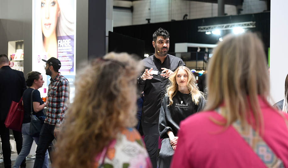 Am 7  und 8  Mai 2022 wird Düsseldorf erneut zum Treffpunkt der europäischen Haarprofis: Nach zwei Jahren coronabedingter Zwangspause gibt es auf TOP HAIR   DIE MESSE Düsseldorf wieder das volle Angebot einer hochwertigen Fachmesse mit erstklassigem Show-, Workshop- und Kongressprogramm   Die TOP HAIR Düsseldorf bietet alles, was das Friseurherz begehrt: vom exklusiven Blick über die Schultern der Stars über inspirierende Inszenierungen der aktuellen Schnitte und Farbtricks  