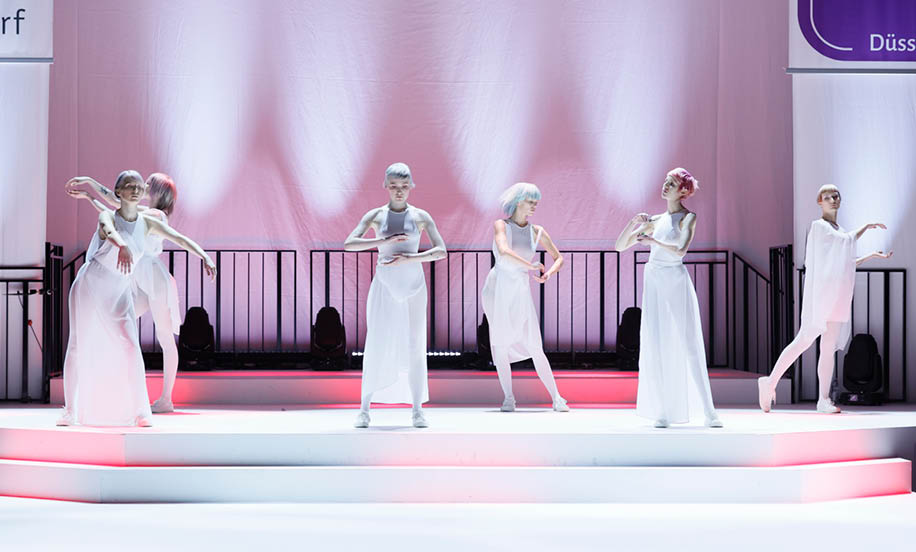 World of Color by Wella Professionals, James Earnshaw und Sassoon  Am 7  und 8  Mai 2022 wird Düsseldorf erneut zum Treffpunkt der europäischen Haarprofis: Nach zwei Jahren coronabedingter Zwangspause gibt es auf Armin Otto x TOP HAIR   DIE MESSE Düsseldorf wieder das volle Angebot einer hochwertigen Fachmesse mit erstklassigem Show-, Workshop- und Kongressprogramm   Die TOP HAIR Düsseldorf bietet alles, was das Friseurherz begehrt: vom exklusiven Blick über die Schultern der Stars über inspirierende Inszenierungen der aktuellen Schnitte und Farbtricks  