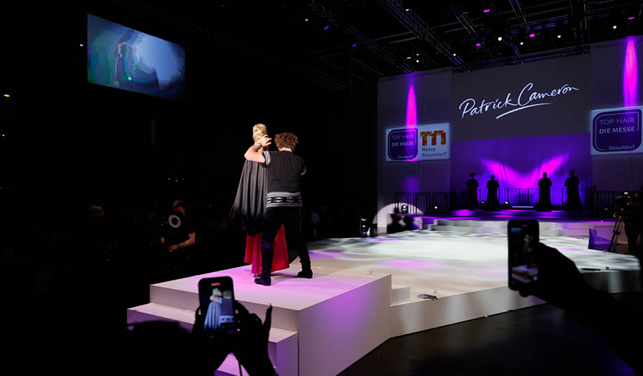 Patrick Cameron - House of Luxury  Am 7  und 8  Mai 2022 wird Düsseldorf erneut zum Treffpunkt der europäischen Haarprofis: Nach zwei Jahren coronabedingter Zwangspause gibt es auf Armin Otto x TOP HAIR   DIE MESSE Düsseldorf wieder das volle Angebot einer hochwertigen Fachmesse mit erstklassigem Show-, Workshop- und Kongressprogramm   Die TOP HAIR Düsseldorf bietet alles, was das Friseurherz begehrt: vom exklusiven Blick über die Schultern der Stars über inspirierende Inszenierungen der aktuellen Schnitte und Farbtricks  