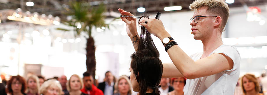 Das Foto zeigt Tondeo by robin Huth in der Schnittfabrik   TOP HAIR - DIE MESSE ist die Leitmesse für die deutsche Friseurbranche in Düsseldorf  Hier erfahren die Fachbesucher, was Friseure, ihre Kunden und Köpfe jetzt und künftig bewegt: Trends, Technik, Equipment, Know-How und Salon-Business  Alles, was der Salon zum Erfolg braucht, lernen Friseure in Shows, Workshops, Vorträgen und der Fachausstellung kennen  Mit über 450 Ausstellern und Marken, rund 1 900 Bühnen-Akteuren und mehr als 35 000 Besuchern wird die TOP HAIR Düsseldorf jährlich zwei Tage lang zum Kreativ-Hot-Spot und Wissens-Pool für Friseure - beste Unterhaltung und Vernetzung inklusive 