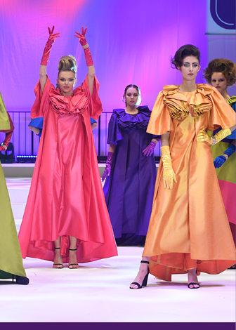 Patrick Cameron - House of Luxury  Am 7  und 8  Mai 2022 wird Düsseldorf erneut zum Treffpunkt der europäischen Haarprofis: Nach zwei Jahren coronabedingter Zwangspause gibt es auf Armin Otto x TOP HAIR   DIE MESSE Düsseldorf wieder das volle Angebot einer hochwertigen Fachmesse mit erstklassigem Show-, Workshop- und Kongressprogramm   Die TOP HAIR Düsseldorf bietet alles, was das Friseurherz begehrt: vom exklusiven Blick über die Schultern der Stars über inspirierende Inszenierungen der aktuellen Schnitte und Farbtricks  