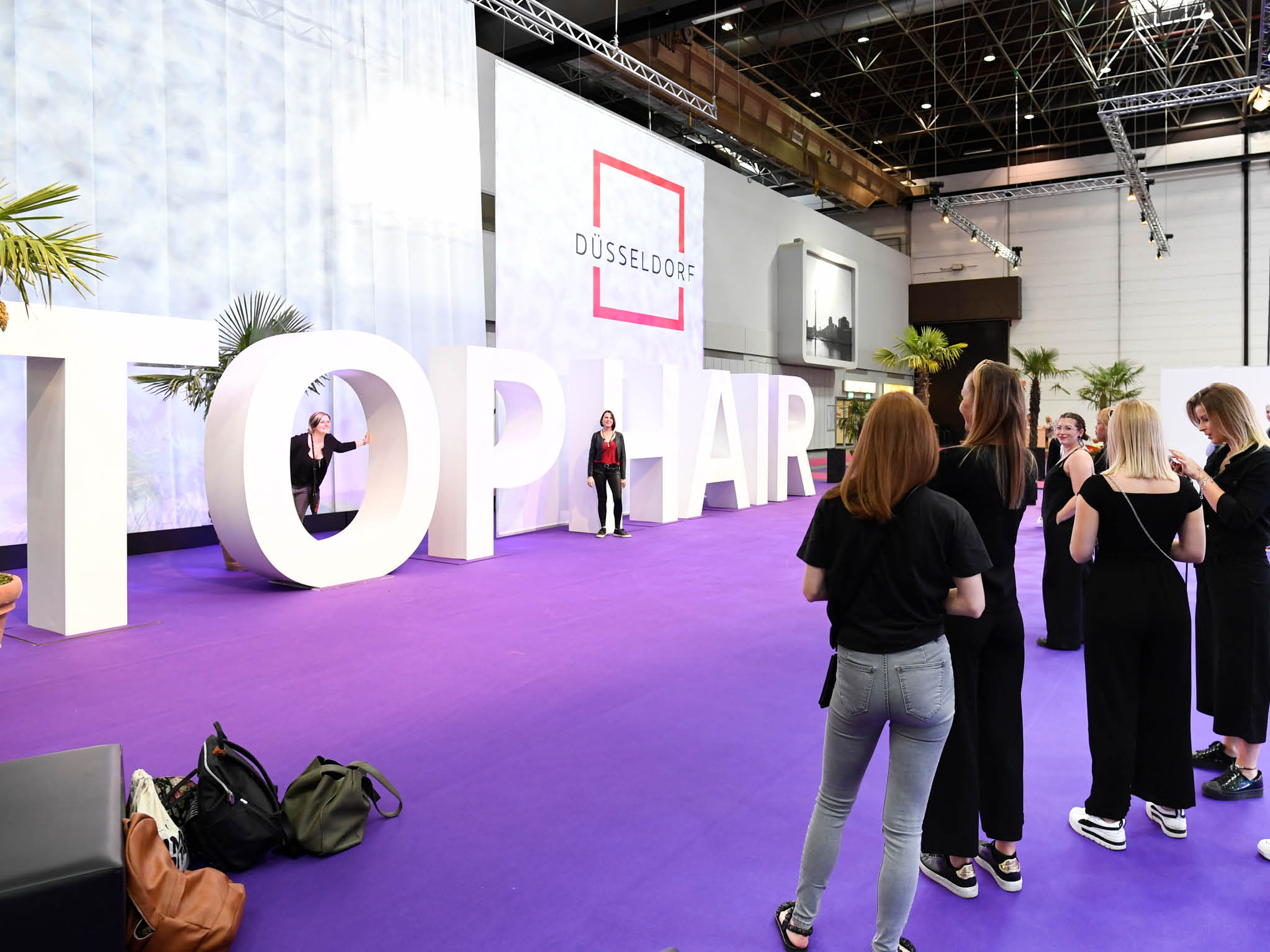 Am 7  und 8  Mai 2022 wird Düsseldorf erneut zum Treffpunkt der europäischen Haarprofis: Nach zwei Jahren coronabedingter Zwangspause gibt es auf TOP HAIR   DIE MESSE Düsseldorf wieder das volle Angebot einer hochwertigen Fachmesse mit erstklassigem Show-, Workshop- und Kongressprogramm   Die TOP HAIR Düsseldorf bietet alles, was das Friseurherz begehrt: vom exklusiven Blick über die Schultern der Stars über inspirierende Inszenierungen der aktuellen Schnitte und Farbtricks  