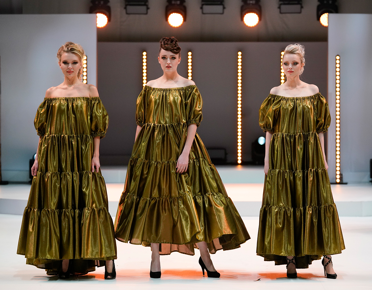 Das Foto zeigt eine Impression der Show Patrick Cameron Access Long Hair     TOP HAIR - DIE MESSE D sseldorf ist die Leitmesse f r die deutsche Friseurbranche. Hier erfahren die Fachbesucher, was Friseure, ihre Kunden und K pfe jetzt und k nftig bewegt: Trends, Technik, Equipment, Know-How und Salon-Business. Alles, was der Salon zum Erfolg braucht, lernen Friseure in Shows, Workshops, Kongress-Vortr gen, der Barber's Experience und der Fachausstellung kennen. Mit  ber 400 Ausstellern und Marken und  ber 1.000 B hnen-Akteuren wird die TOP HAIR D sseldorf j hrlich zwei Tage lang zum Kreativ-Hot-Spot und Wissens-Pool f r Friseure - beste Unterhaltung und Vernetzung inklusive.    