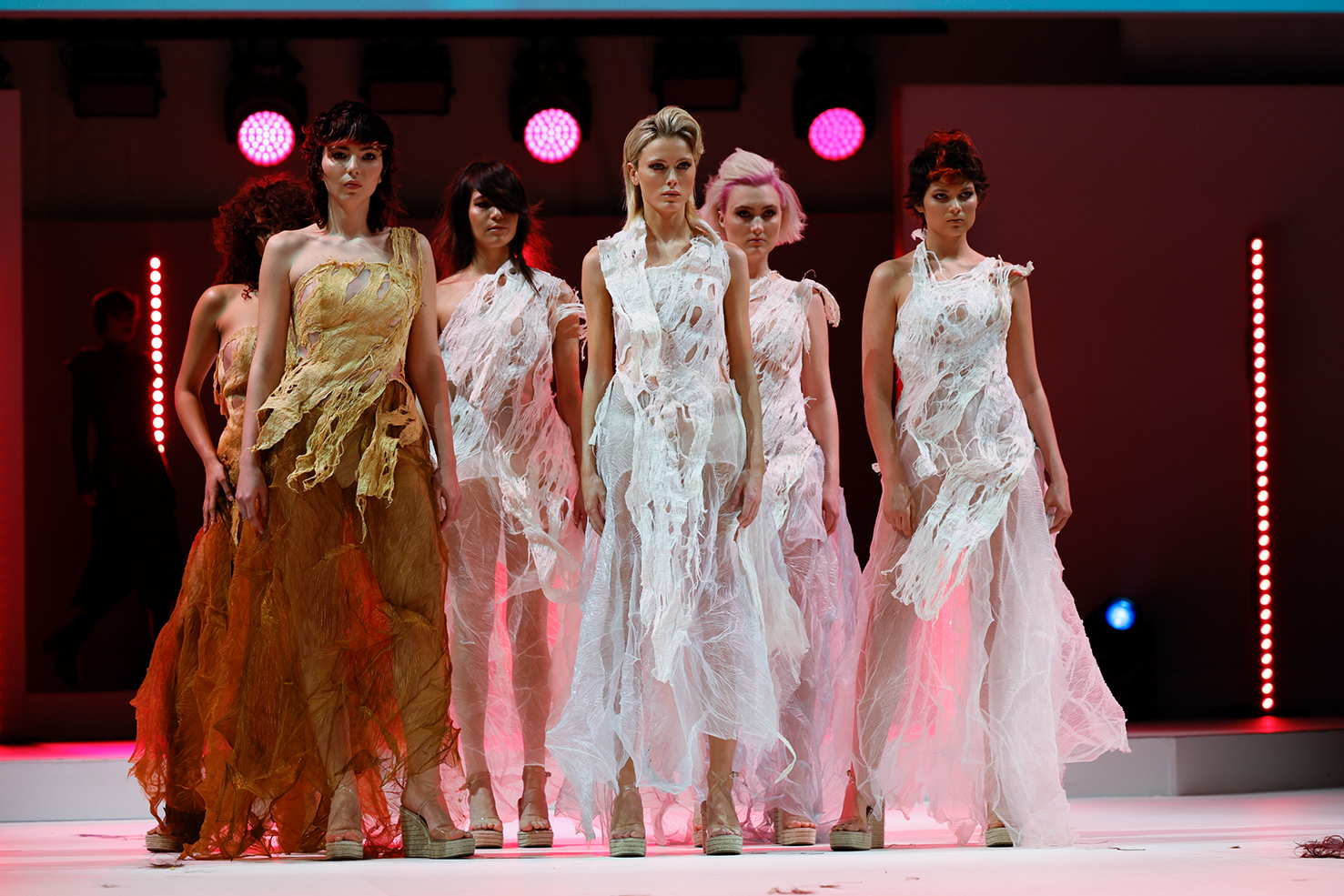 Das Foto zeigt eine Impression der Show Pleat by Allilon     TOP HAIR - DIE MESSE D sseldorf ist die Leitmesse f r die deutsche Friseurbranche. Hier erfahren die Fachbesucher, was Friseure, ihre Kunden und K pfe jetzt und k nftig bewegt: Trends, Technik, Equipment, Know-How und Salon-Business. Alles, was der Salon zum Erfolg braucht, lernen Friseure in Shows, Workshops, Kongress-Vortr gen, der Barber's Experience und der Fachausstellung kennen. Mit ber 400 Ausstellern und Marken und  ber 1.000 B hnen-Akteuren wird die TOP HAIR D sseldorf j hrlich zwei Tage lang zum Kreativ-Hot-Spot und Wissens-Pool f r Friseure - beste Unterhaltung und Vernetzung inklusive.    