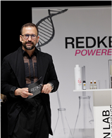 Das Foto zeigt eine Impression des Workshops Redken: Money Making Service – Slow Aging Haircoloring. TOP HAIR - DIE MESSE D sseldorf ist die Leitmesse f r die deutsche Friseurbranche. Hier erfahren die Fachbesucher, was Friseure, ihre Kunden und K pfe jetzt und k nftig bewegt: Trends, Technik, Equipment, Know-How und Salon-Business. Alles, was der Salon zum Erfolg braucht, lernen Friseure in Shows, Workshops, Kongress-Vortr gen, der Barber's Experience und der Fachausstellung kennen. Mit ber 400 Ausstellern und Marken und  ber 1.000 B hnen-Akteuren wird die TOP HAIR D sseldorf j hrlich zwei Tage lang zum Kreativ-Hot-Spot und Wissens-Pool f r Friseure - beste Unterhaltung und Vernetzung inklusive.    