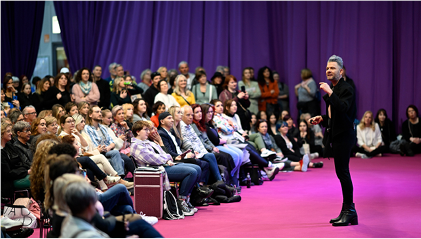Das Foto zeigt eine Impression des Kongress-Vortrags Daniel Golz: Social Media in real „LIVE“     TOP HAIR - DIE MESSE D sseldorf ist die Leitmesse f r die deutsche Friseurbranche. Hier erfahren die Fachbesucher, was Friseure, ihre Kunden und K pfe jetzt und k nftig bewegt: Trends, Technik, Equipment, Know-How und Salon-Business. Alles, was der Salon zum Erfolg braucht, lernen Friseure in Shows, Workshops, Kongress-Vortr gen, der Barber's Experience und der Fachausstellung kennen. Mit ber 400 Ausstellern und Marken und  ber 1.000 B hnen-Akteuren wird die TOP HAIR D sseldorf j hrlich zwei Tage lang zum Kreativ-Hot-Spot und Wissens-Pool f r Friseure - beste Unterhaltung und Vernetzung inklusive.    