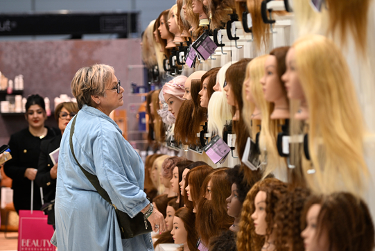 TOP HAIR - DIE MESSE D sseldorf ist die Leitmesse f r die deutsche Friseurbranche. Hier erfahren die Fachbesucher, was Friseure, ihre Kunden und K pfe jetzt und k nftig bewegt: Trends, Technik, Equipment, Know-How und Salon-Business. Alles, was der Salon zum Erfolg braucht, lernen Friseure in Shows, Workshops, Kongress-Vortr gen, der Barber's Experience und der Fachausstellung kennen. Mit ber 430 Ausstellern und Marken wird die TOP HAIR D sseldorf j hrlich zwei Tage lang zum Kreativ-Hot-Spot und Wissens-Pool f r Friseure - beste Unterhaltung und Vernetzung inklusive.   TOP HAIR - DIE MESSE D sseldorf is the leading trade fair for the German hairdressing industry. This is where trade visitors find out what moves hairdressers, their customers and heads now and in the future: trends, technology, equipment, know-how and salon business. Hairdressers will learn everything they need to be successful in shows, workshops, congress lectures, the Barber's Experience and the trade exhibition. With over 430 exhibitors and brands, TOP HAIR D sseldorf becomes a creative hotspot and knowledge pool for hairdressers for two days every year - including the best entertainment and networking.