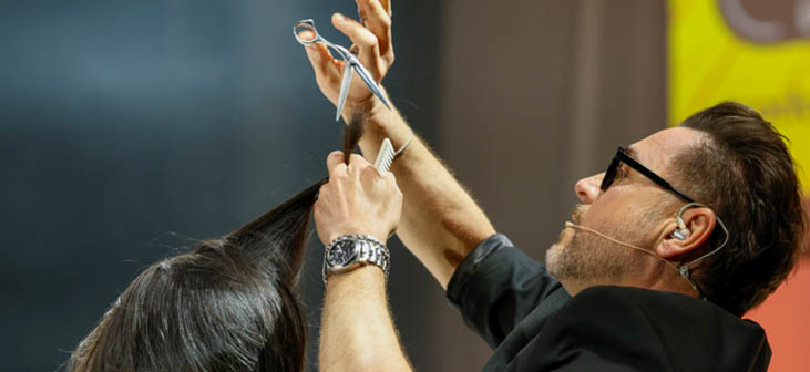Ob opulent, klassisch, futuristisch oder elegant – die Shows auf der TOP HAIR Messe sind bekannt f r aufw ndige Inszenierungen und Choreografien. Hier pr sentierten renommierte internationale Haark nstler elegante Hairstyles und atemberaubende Mode auf dem einzigartigen TOP HAIR Laufsteg in Halle 15. TOP HAIR - DIE MESSE D sseldorf ist die Leitmesse f r die deutsche Friseurbranche. Hier erfahren die Fachbesucher, was Friseure, ihre Kunden und K pfe jetzt und k nftig bewegt: Trends, Technik, Equipment, Know-How und Salon-Business. Alles, was der Salon zum Erfolg braucht, lernen Friseure in Shows, Workshops, Kongress-Vortr gen, der Barber's Experience und der Fachausstellung kennen. Mit  ber 430 Ausstellern und Marken wird die TOP HAIR D sseldorf j hrlich zwei Tage lang zum Kreativ-Hot-Spot und Wissens-Pool f r Friseure - beste Unterhaltung und Vernetzung inklusive.  Whether opulent, classic, futuristic or elegant - the shows at the TOP HAIR trade fair are renowned for their elaborate staging and choreography. Here, renowned international hair artists presented elegant hairstyles and breathtaking fashion on the unique TOP HAIR catwalk in Hall 15.  TOP HAIR - DIE MESSE D sseldorf is the leading trade fair for the German hairdressing industry. This is where trade visitors find out what moves hairdressers, their customers and heads now and in the future: trends, technology, equipment, know-how and salon business. Hairdressers will learn everything they need to be successful in shows, workshops, congress lectures, the Barber's Experience and the trade exhibition. With over 430 exhibitors and brands, TOP HAIR D sseldorf becomes a creative hotspot and knowledge pool for hairdressers for two days every year - including the best entertainment and networking.