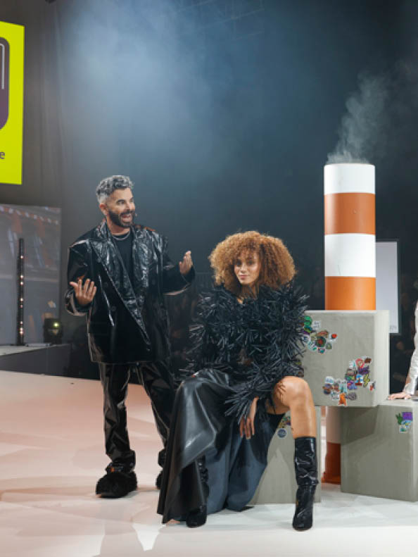 COLOR-Inspos und WOW-Momente in einer spannenden Inszenierung von den beiden internationalen Color-Gurus und den Gewinnern der Shades EQ Gloss Boss Awards 2024 Ob opulent, klassisch, futuristisch oder elegant – die Shows auf der TOP HAIR Messe sind bekannt f r aufw ndige Inszenierungen und Choreografien. Hier pr sentierten renommierte internationale Haark nstler elegante Hairstyles und atemberaubende Mode auf dem einzigartigen TOP HAIR Laufsteg in Halle 15.  TOP HAIR - DIE MESSE D sseldorf ist die Leitmesse f r die deutsche Friseurbranche. Hier erfahren die Fachbesucher, was Friseure, ihre Kunden und K pfe jetzt und k nftig bewegt: Trends, Technik, Equipment, Know-How und Salon-Business. Alles, was der Salon zum Erfolg braucht, lernen Friseure in Shows, Workshops, Kongress-Vortr gen, der Barber's Experience und der Fachausstellung kennen. Mit  ber 430 Ausstellern und Marken wird die TOP HAIR D sseldorf j hrlich zwei Tage lang zum Kreativ-Hot-Spot und Wissens-Pool f r Friseure - beste Unterhaltung und Vernetzung inklusive.  COLOR inspirations and wowing moments in an exciting production by the two international colour gurus and the winners of the Shades EQ Gloss Boss Awards 2024  Whether opulent, classic, futuristic or elegant - the shows at the TOP HAIR trade fair are renowned for their elaborate staging and choreography. Here, renowned international hair artists presented elegant hairstyles and breathtaking fashion on the unique TOP HAIR catwalk in Hall 15.  TOP HAIR - DIE MESSE D sseldorf is the leading trade fair for the German hairdressing industry. This is where trade visitors find out what moves hairdressers, their customers and heads now and in the future: trends, technology, equipment, know-how and salon business. Hairdressers will learn everything they need to be successful in shows, workshops, congress lectures, the Barber's Experience and the trade exhibition. With over 430 exhibitors and brands, TOP HAIR D sseldorf becomes a creative hotspot and knowledge pool for hairdressers for two days every year - including the best entertainment and networking.