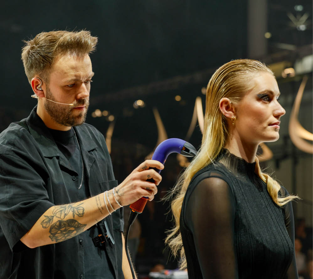 Ob opulent, klassisch, futuristisch oder elegant – die Shows auf der TOP HAIR Messe sind bekannt f r aufw ndige Inszenierungen und Choreografien. Hier pr sentierten renommierte internationale Haark nstler elegante Hairstyles und atemberaubende Mode auf dem einzigartigen TOP HAIR Laufsteg in Halle 15. TOP HAIR - DIE MESSE D sseldorf ist die Leitmesse f r die deutsche Friseurbranche. Hier erfahren die Fachbesucher, was Friseure, ihre Kunden und K pfe jetzt und k nftig bewegt: Trends, Technik, Equipment, Know-How und Salon-Business. Alles, was der Salon zum Erfolg braucht, lernen Friseure in Shows, Workshops, Kongress-Vortr gen, der Barber's Experience und der Fachausstellung kennen. Mit  ber 430 Ausstellern und Marken wird die TOP HAIR D sseldorf j hrlich zwei Tage lang zum Kreativ-Hot-Spot und Wissens-Pool f r Friseure - beste Unterhaltung und Vernetzung inklusive.  Whether opulent, classic, futuristic or elegant - the shows at the TOP HAIR trade fair are renowned for their elaborate staging and choreography. Here, renowned international hair artists presented elegant hairstyles and breathtaking fashion on the unique TOP HAIR catwalk in Hall 15.  TOP HAIR - DIE MESSE D sseldorf is the leading trade fair for the German hairdressing industry. This is where trade visitors find out what moves hairdressers, their customers and heads now and in the future: trends, technology, equipment, know-how and salon business. Hairdressers will learn everything they need to be successful in shows, workshops, congress lectures, the Barber's Experience and the trade exhibition. With over 430 exhibitors and brands, TOP HAIR D sseldorf becomes a creative hotspot and knowledge pool for hairdressers for two days every year - including the best entertainment and networking.