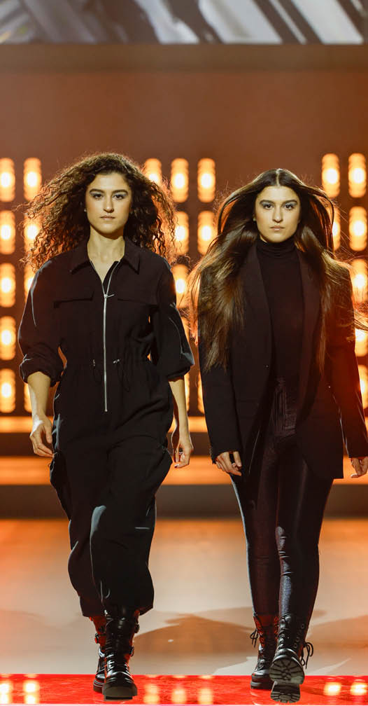 Ob opulent, klassisch, futuristisch oder elegant – die Shows auf der TOP HAIR Messe sind bekannt f r aufw ndige Inszenierungen und Choreografien. Hier pr sentierten renommierte internationale Haark nstler elegante Hairstyles und atemberaubende Mode auf dem einzigartigen TOP HAIR Laufsteg in Halle 15. TOP HAIR - DIE MESSE D sseldorf ist die Leitmesse f r die deutsche Friseurbranche. Hier erfahren die Fachbesucher, was Friseure, ihre Kunden und K pfe jetzt und k nftig bewegt: Trends, Technik, Equipment, Know-How und Salon-Business. Alles, was der Salon zum Erfolg braucht, lernen Friseure in Shows, Workshops, Kongress-Vortr gen, der Barber's Experience und der Fachausstellung kennen. Mit  ber 430 Ausstellern und Marken wird die TOP HAIR D sseldorf j hrlich zwei Tage lang zum Kreativ-Hot-Spot und Wissens-Pool f r Friseure - beste Unterhaltung und Vernetzung inklusive.  Whether opulent, classic, futuristic or elegant - the shows at the TOP HAIR trade fair are renowned for their elaborate staging and choreography. Here, renowned international hair artists presented elegant hairstyles and breathtaking fashion on the unique TOP HAIR catwalk in Hall 15.  TOP HAIR - DIE MESSE D sseldorf is the leading trade fair for the German hairdressing industry. This is where trade visitors find out what moves hairdressers, their customers and heads now and in the future: trends, technology, equipment, know-how and salon business. Hairdressers will learn everything they need to be successful in shows, workshops, congress lectures, the Barber's Experience and the trade exhibition. With over 430 exhibitors and brands, TOP HAIR D sseldorf becomes a creative hotspot and knowledge pool for hairdressers for two days every year - including the best entertainment and networking.