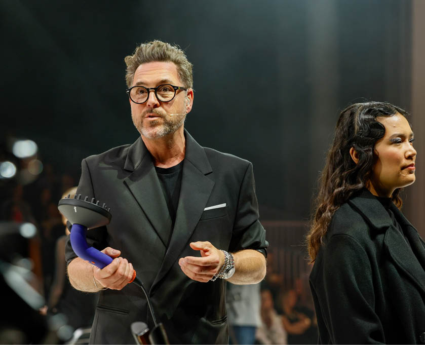 Ob opulent, klassisch, futuristisch oder elegant – die Shows auf der TOP HAIR Messe sind bekannt f r aufw ndige Inszenierungen und Choreografien. Hier pr sentierten renommierte internationale Haark nstler elegante Hairstyles und atemberaubende Mode auf dem einzigartigen TOP HAIR Laufsteg in Halle 15. TOP HAIR - DIE MESSE D sseldorf ist die Leitmesse f r die deutsche Friseurbranche. Hier erfahren die Fachbesucher, was Friseure, ihre Kunden und K pfe jetzt und k nftig bewegt: Trends, Technik, Equipment, Know-How und Salon-Business. Alles, was der Salon zum Erfolg braucht, lernen Friseure in Shows, Workshops, Kongress-Vortr gen, der Barber's Experience und der Fachausstellung kennen. Mit  ber 430 Ausstellern und Marken wird die TOP HAIR D sseldorf j hrlich zwei Tage lang zum Kreativ-Hot-Spot und Wissens-Pool f r Friseure - beste Unterhaltung und Vernetzung inklusive.  Whether opulent, classic, futuristic or elegant - the shows at the TOP HAIR trade fair are renowned for their elaborate staging and choreography. Here, renowned international hair artists presented elegant hairstyles and breathtaking fashion on the unique TOP HAIR catwalk in Hall 15.  TOP HAIR - DIE MESSE D sseldorf is the leading trade fair for the German hairdressing industry. This is where trade visitors find out what moves hairdressers, their customers and heads now and in the future: trends, technology, equipment, know-how and salon business. Hairdressers will learn everything they need to be successful in shows, workshops, congress lectures, the Barber's Experience and the trade exhibition. With over 430 exhibitors and brands, TOP HAIR D sseldorf becomes a creative hotspot and knowledge pool for hairdressers for two days every year - including the best entertainment and networking.