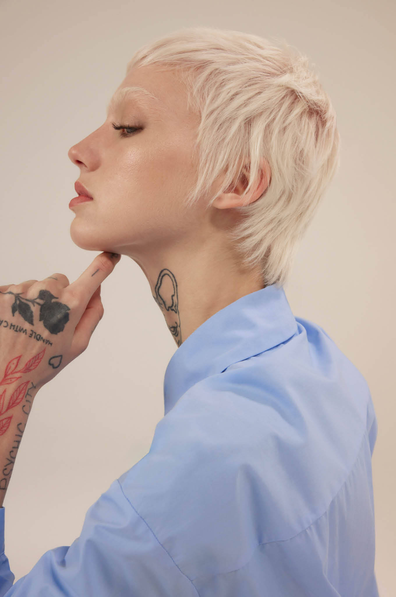 Nur in Verbindung mit der Marke Kemon verwenden. Trade, POP, Editorial & Web: expired 15.1.2025 Art Director: Mauro Galzignato  Shooting in January 2024 @ Cross Studio Milano Hairstylists: Antonio Candido, Davide Carlucci, Diego Comandulli, Daniele Ribaudo, Riccardo Rogari, Matteo Sartini. Metodo Coloro Gradient  Hair Colorist: Roberto Acquaroli Fashion producer, MUA, casting: Vittorio Masciarelli x Bookin’ Agency 