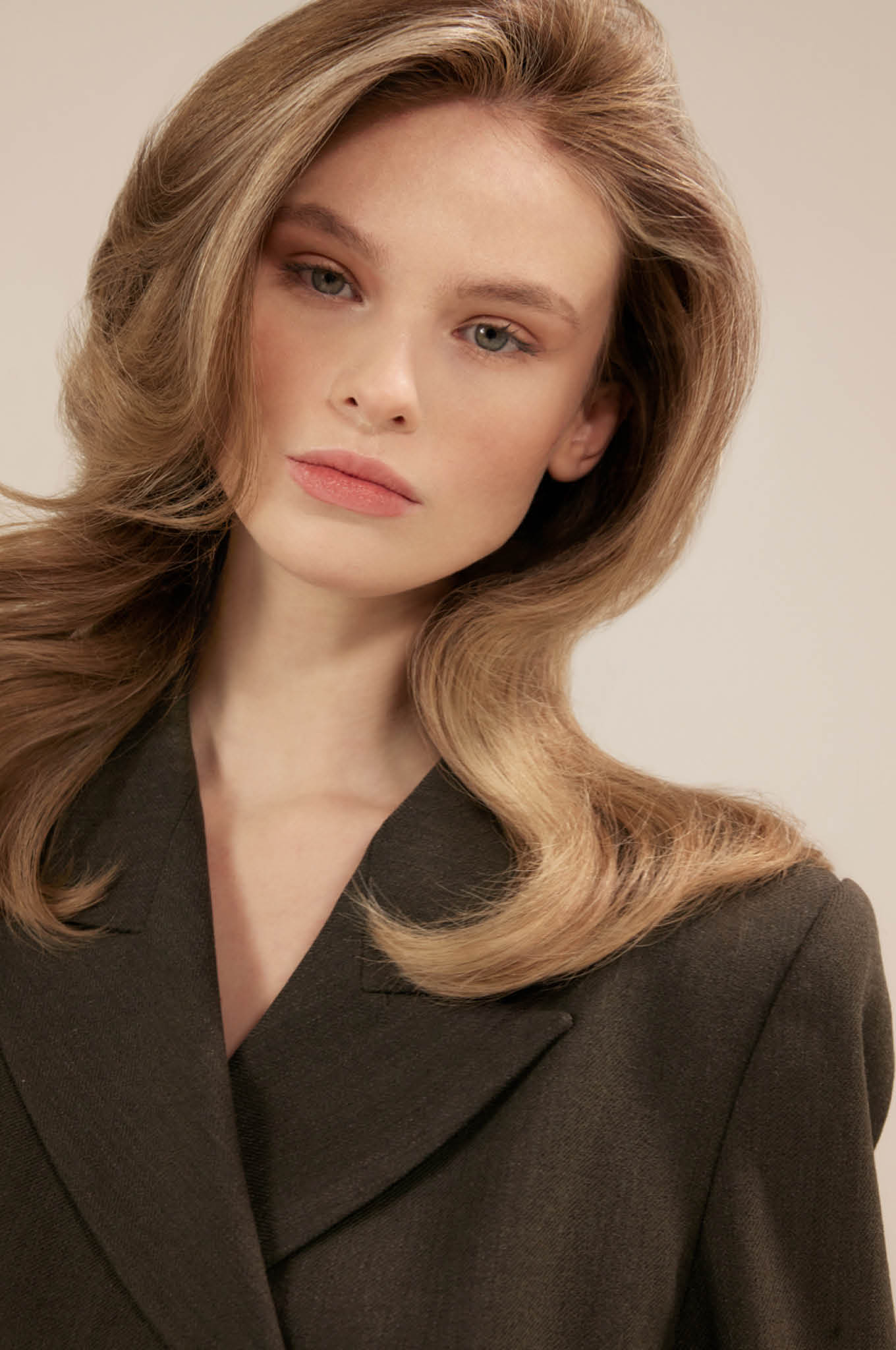 Nur in Verbindung mit der Marke Kemon verwenden. Trade, POP, Editorial & Web: expired 15.1.2025 Art Director: Mauro Galzignato  Shooting in January 2024 @ Cross Studio Milano Hairstylists: Antonio Candido, Davide Carlucci, Diego Comandulli, Daniele Ribaudo, Riccardo Rogari, Matteo Sartini. Metodo Coloro Gradient  Hair Colorist: Roberto Acquaroli Fashion producer, MUA, casting: Vittorio Masciarelli x Bookin’ Agency 