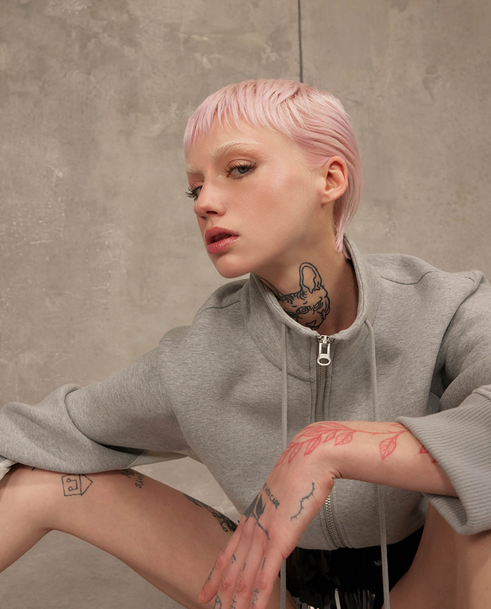 Nur in Verbindung mit der Marke Kemon verwenden. Trade, POP, Editorial & Web: expired 15.1.2025 Art Director: Mauro Galzignato  Shooting in January 2024 @ Cross Studio Milano Hairstylists: Antonio Candido, Davide Carlucci, Diego Comandulli, Daniele Ribaudo, Riccardo Rogari, Matteo Sartini. Metodo Coloro Gradient  Hair Colorist: Roberto Acquaroli Fashion producer, MUA, casting: Vittorio Masciarelli x Bookin’ Agency 