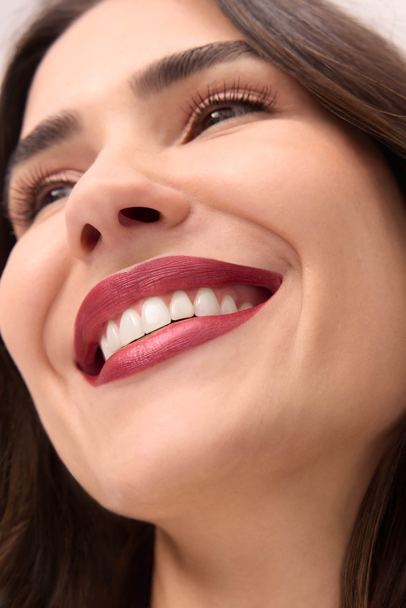 ALCINA, Make-up,  Make-up Trends Herbst Winter 2024,  dekorative kosmetik,  Adult,  Body Part,  Face,  Female,  Happy,  Head,  Mouth,  Person,  Smile,  Woman