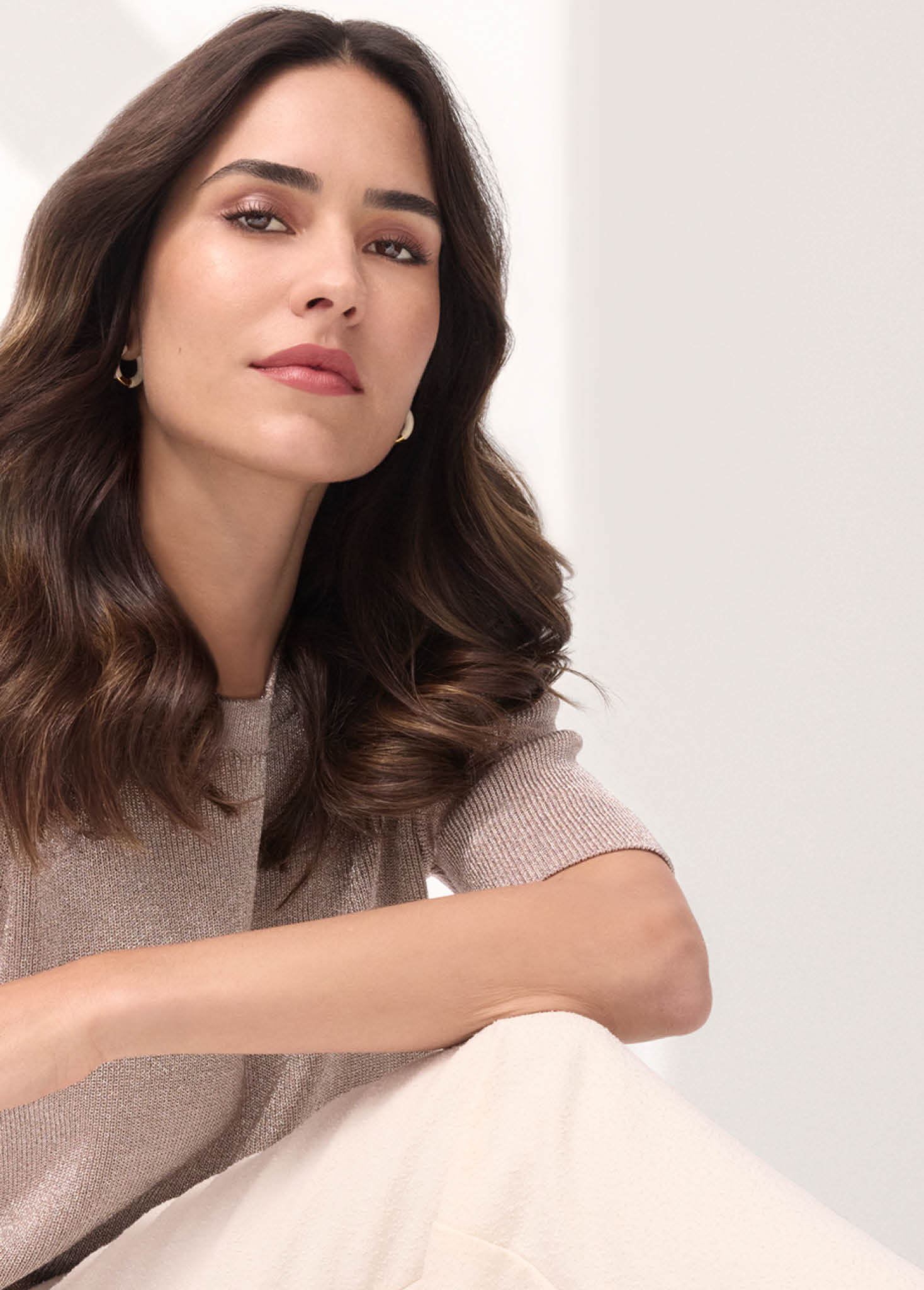 ALCINA, Make-up,  Make-up Trends Herbst Winter 2024,  dekorative kosmetik,  Adult,  Blouse,  Face,  Female,  Head,  Person,  Sitting,  Woman